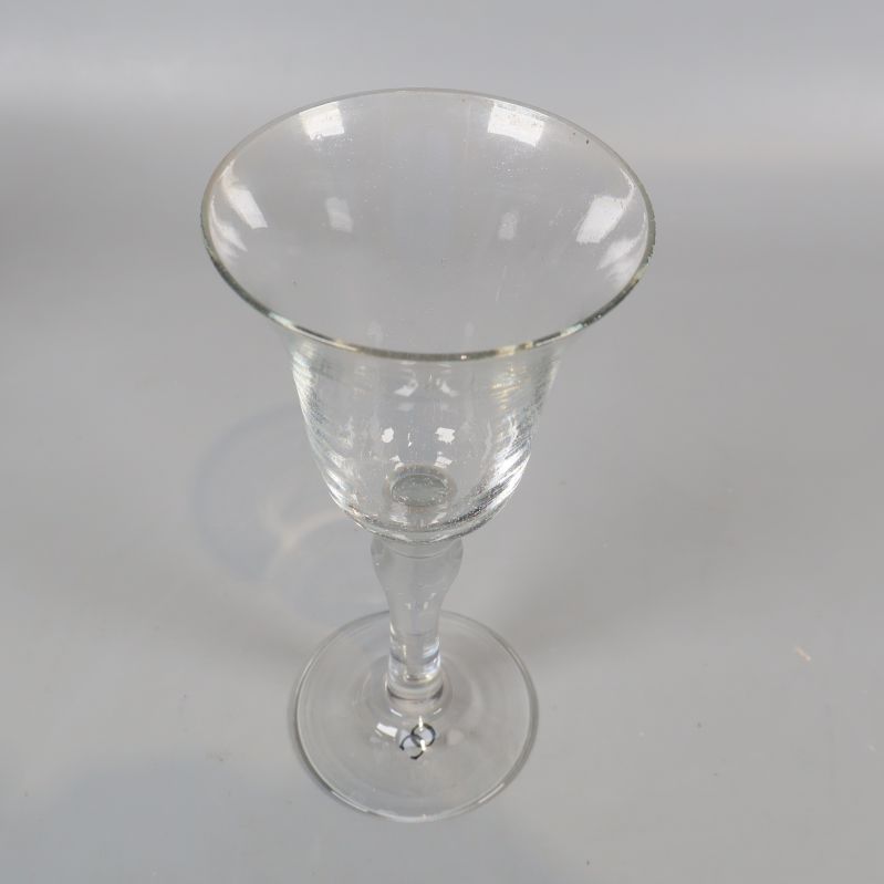 Ett vinglas i glas närbild med klassisk form