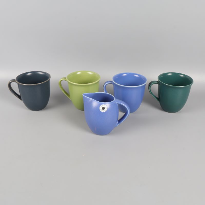 Set med muggar och kanna från sidan 