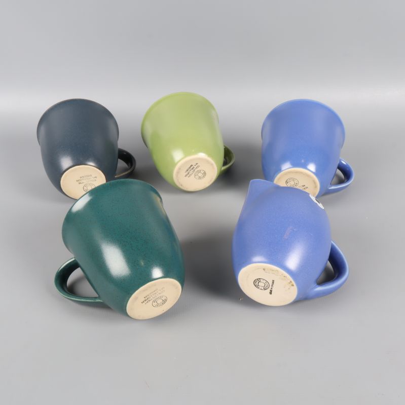 Undersidan av koppar och kanna visar stämpel och märkning