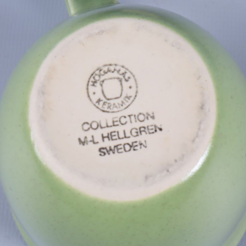 Närbild på stämpel: Höganäs Keramik COLLECTION M-L HELLGREN SWEDEN