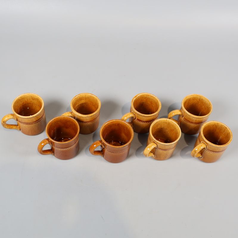 Ovanifrånvy av alla åtta glöggmuggar tätt ihop