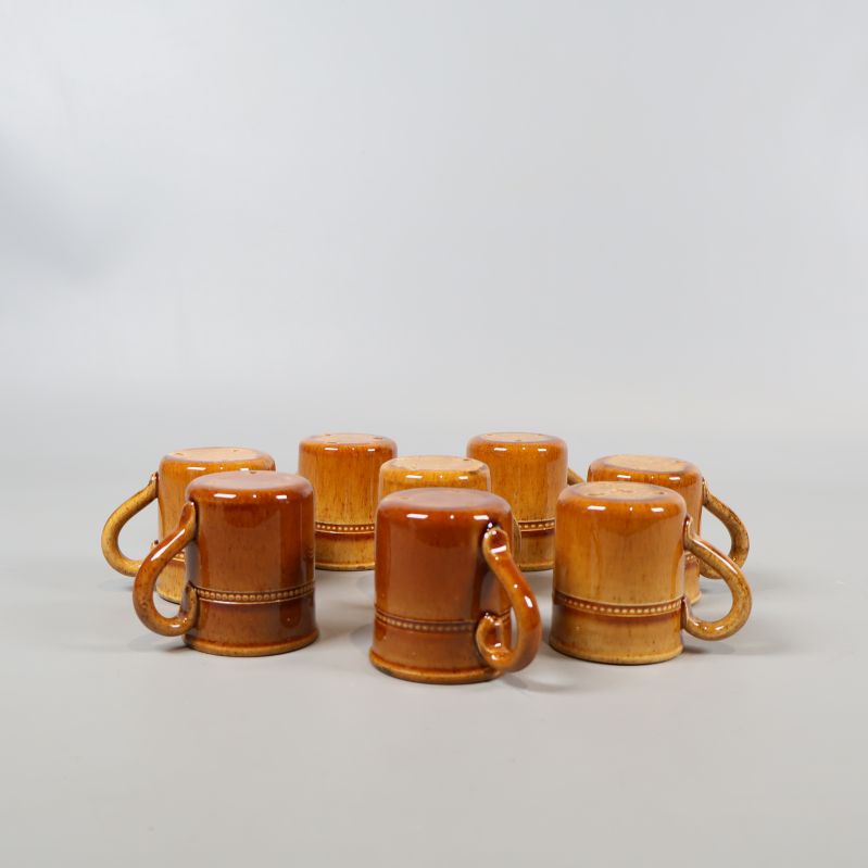 Baksidan av åtta glöggmuggar i två rader