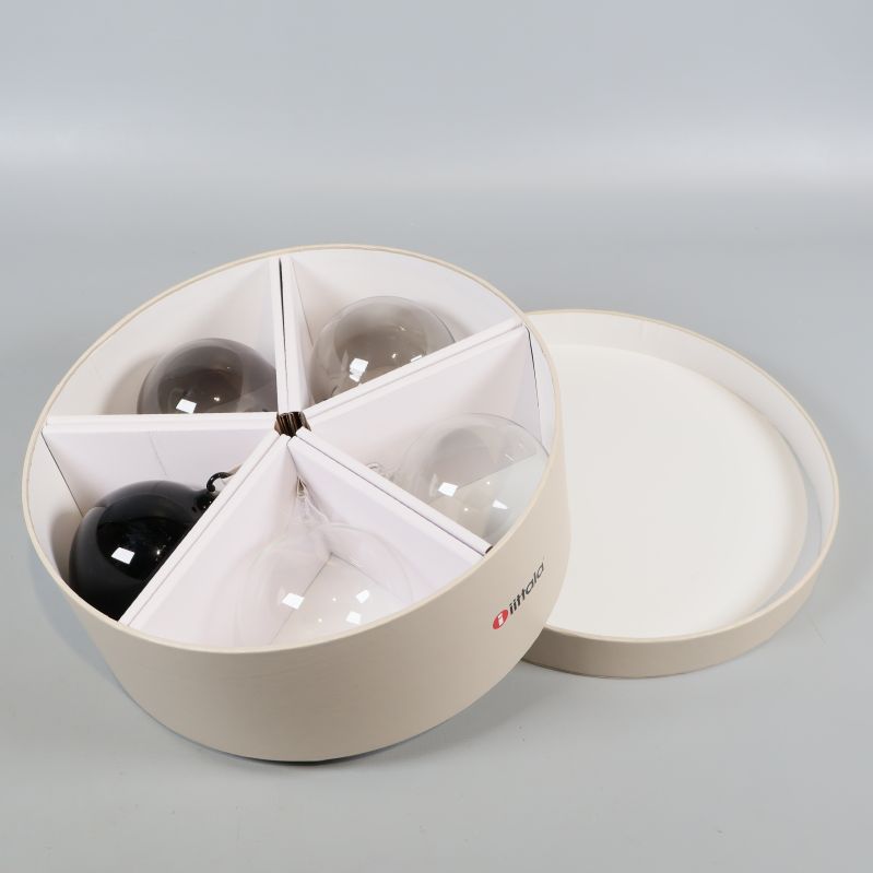 Fem julgranskulor i glas i rund ask med lock