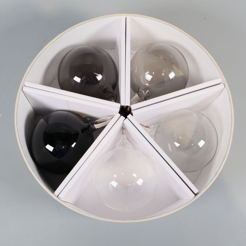 Översikt av fem glasjulkulor i rund förpackning