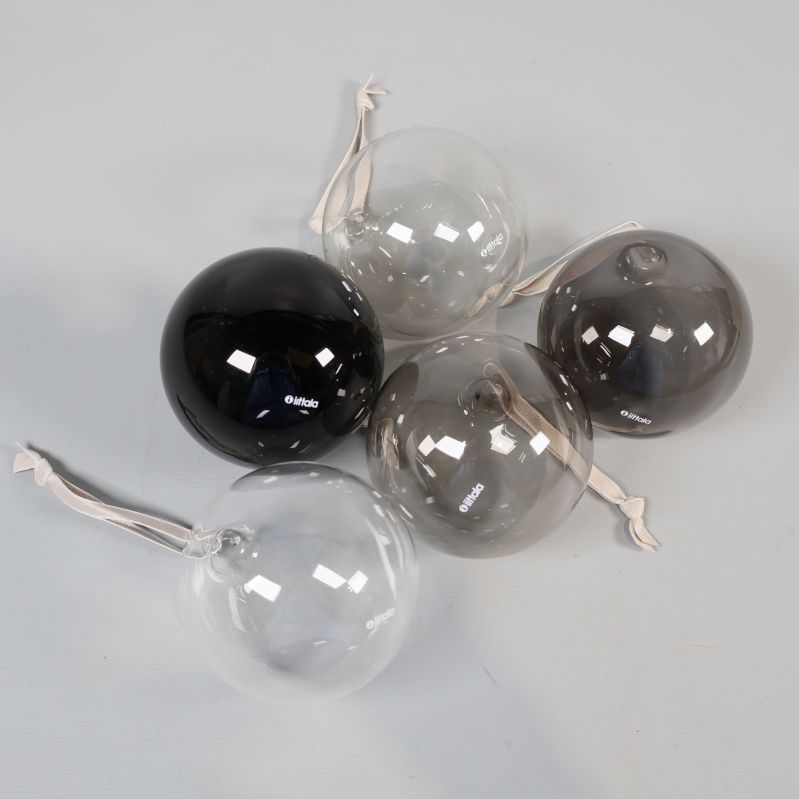 Fem julgranskulor i olika glasnyanser med band