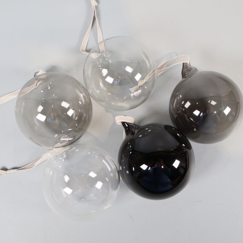 Fem glasjulkulor i olika toner med sidenband