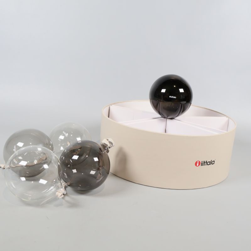 En julkula på ask, resten bredvid, logga synlig