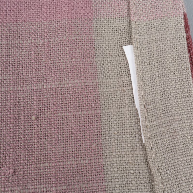 Närbild av tygstruktur i rosa och beige nyanser