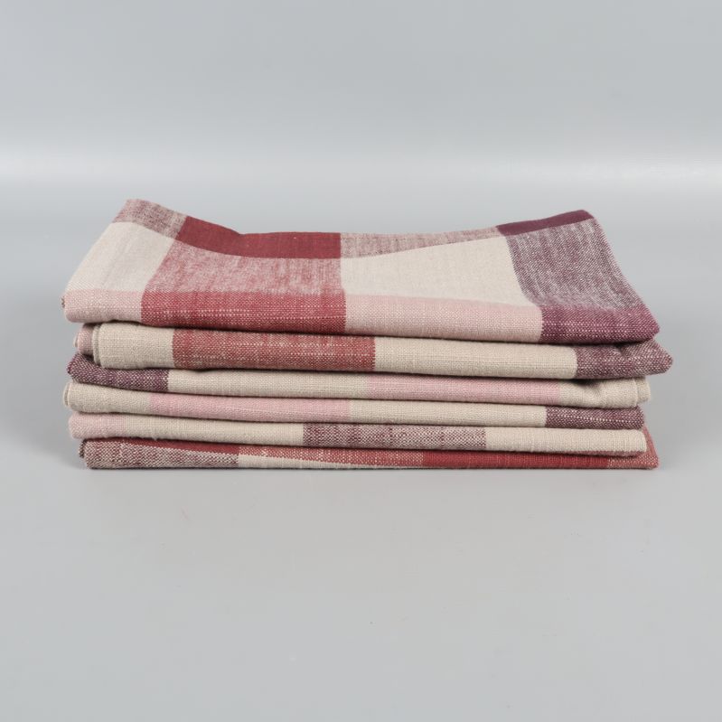 Hög med hopvikta rutiga tygservetter från sidan