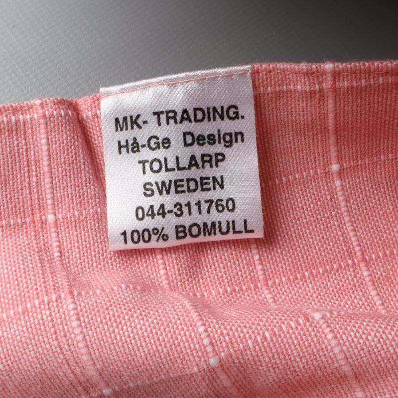 Närbild på etikett med texten 100% bomull