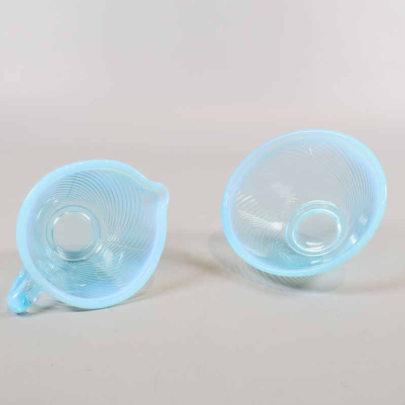 Blå gräddkanna och sockerskål vinklade ovanifrån