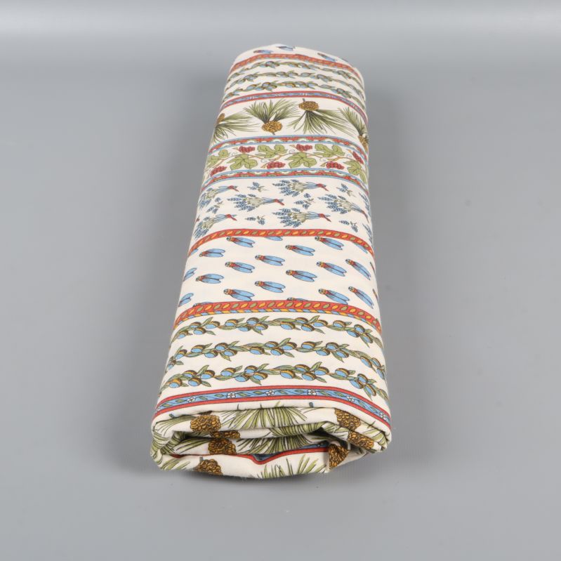 Smalrullad duk med färgstarka ränder och naturmotiv