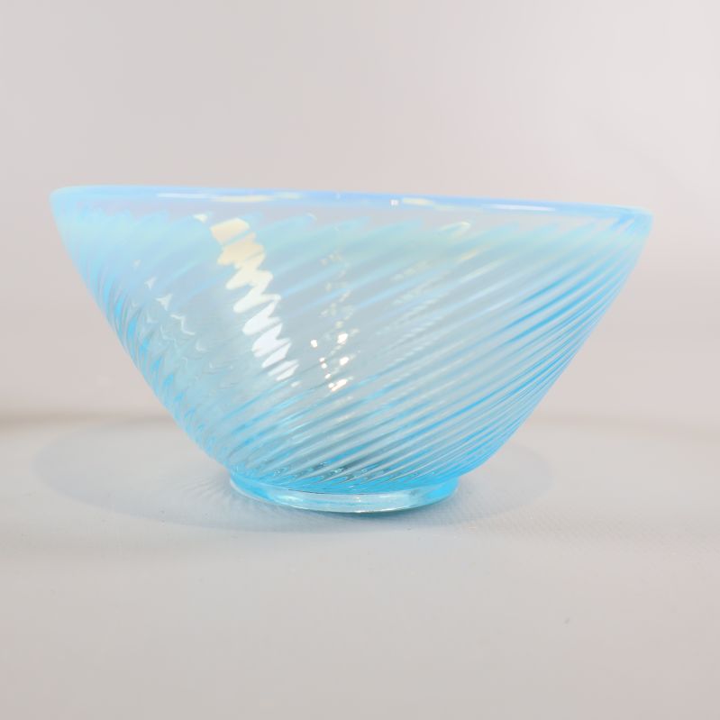 Närbild på blå transparent sockerskål i glas