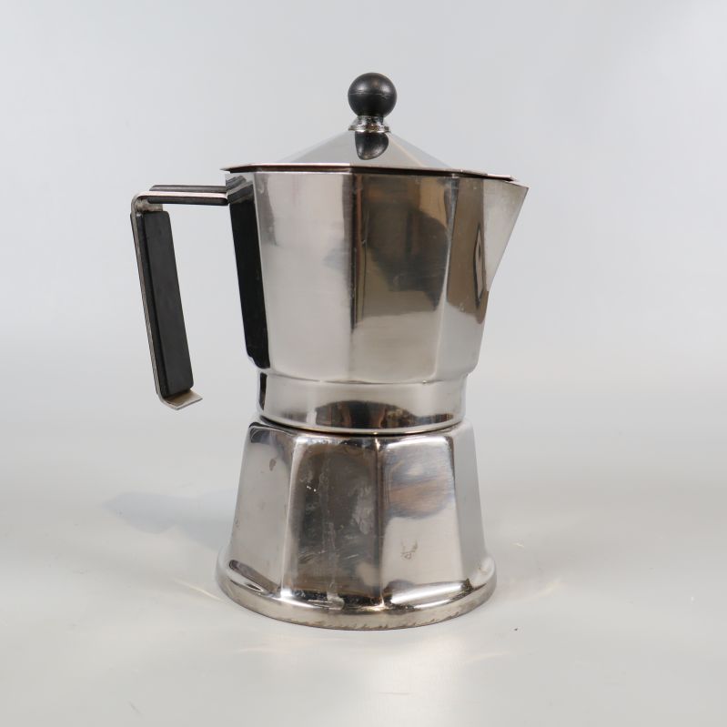 Klassisk åttakantig espressobryggare i blank metall sedd från sidan
