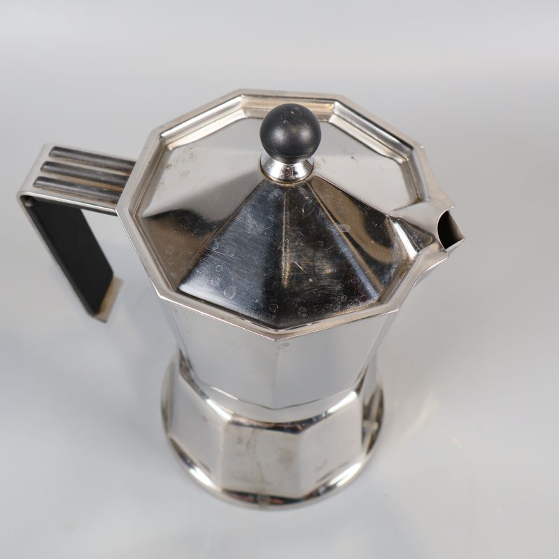 Espressobryggare ovanifrån med öppet lock och svart knopp