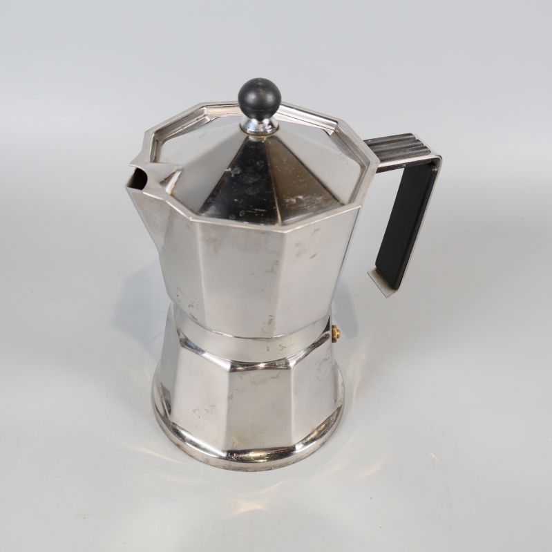 Espressobryggare i metall sedd snett ovanifrån