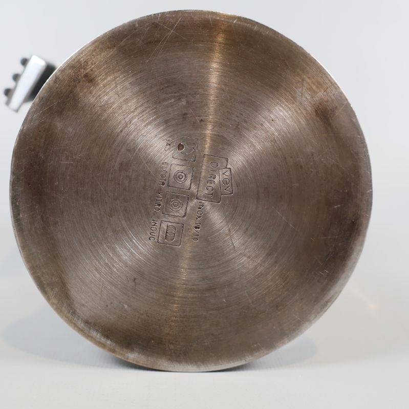 Botten av espressobryggare med stämplar och märkningar