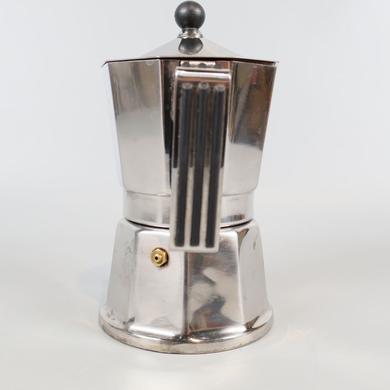 Espressobryggare bakifrån med handtag och säkerhetsventil