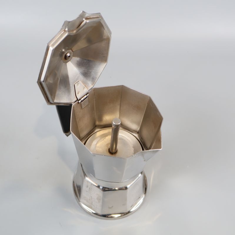 Espressobryggare i metall med öppet lock, insidan synlig