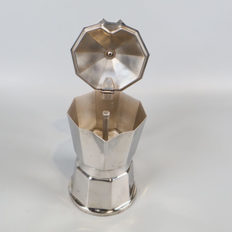 Espressobryggare med öppet lock sedd rakt ovanifrån