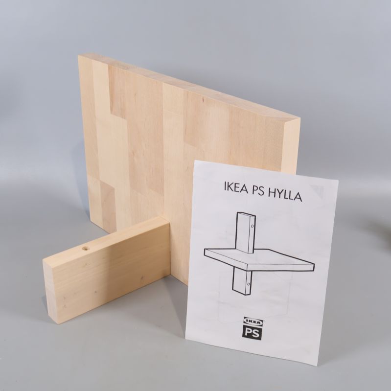 Demonterad ljus trähylla med bruksanvisning IKEA PS HYLLA