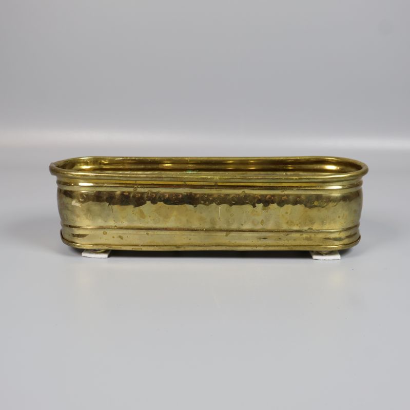 Bild framifrån på avlång ljusstake i mässing