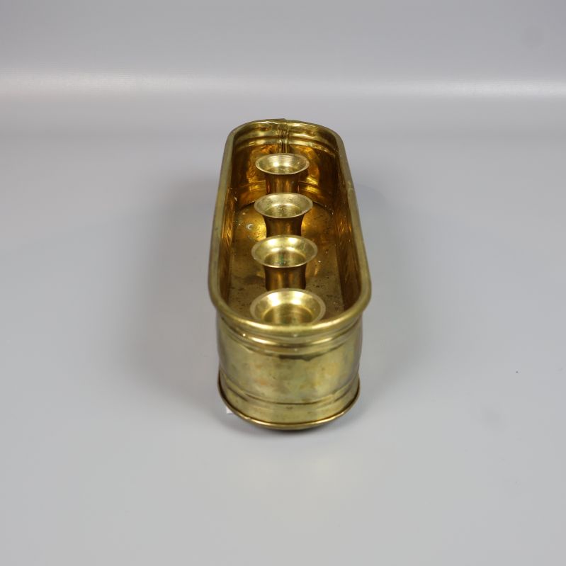 Sidovy av ljusstake i metall med rundade kanter