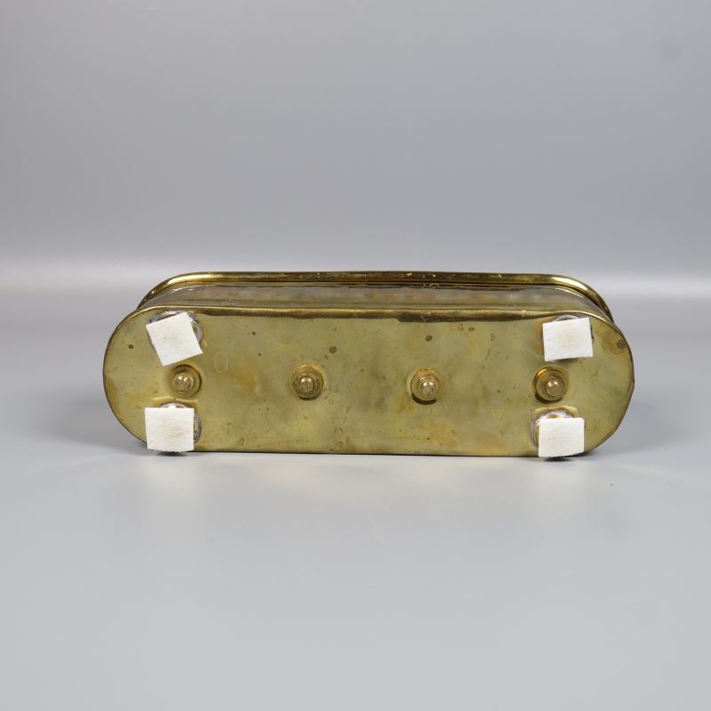 Undersida på ljusstake med vita skydd under fötterna