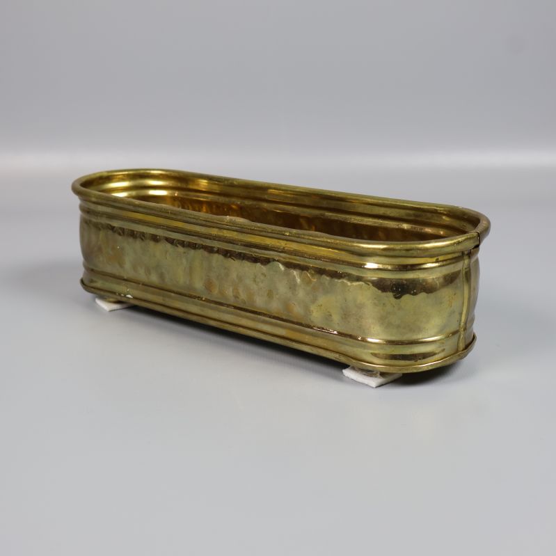 Bild från sidan på bronsfärgad ljusstake