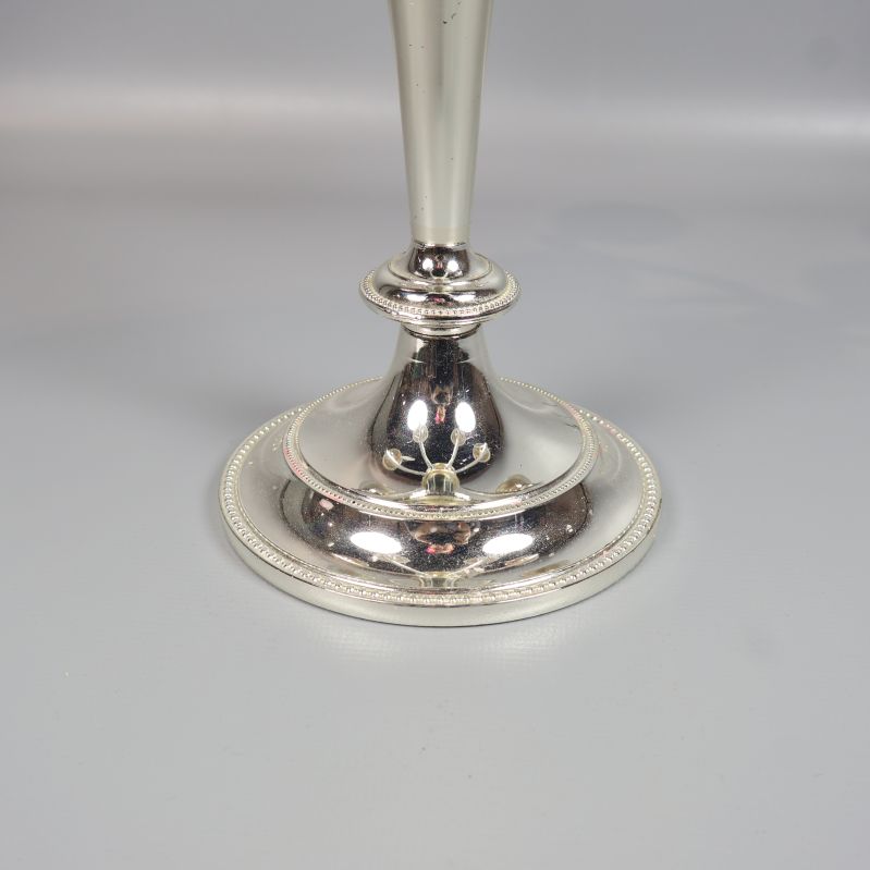 Närbild på foten av ljusstaken, dekorativ silvrig kant