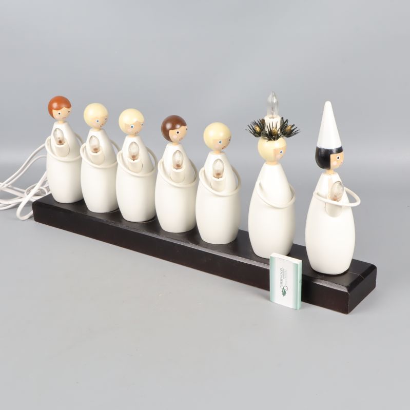 Sido vy av luciatåg ljusstaken med elsladd synlig