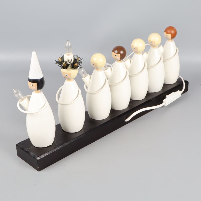 Baksida med detaljer av luciatågets figurer och basen