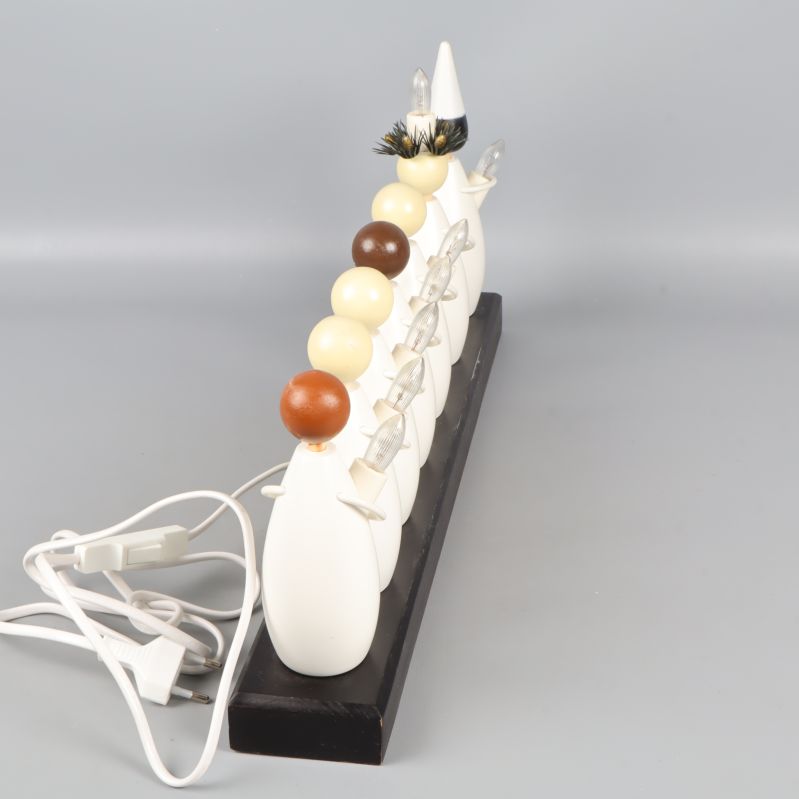 Bakre perspektiv av luciatåget med olika hårfärger på figurerna