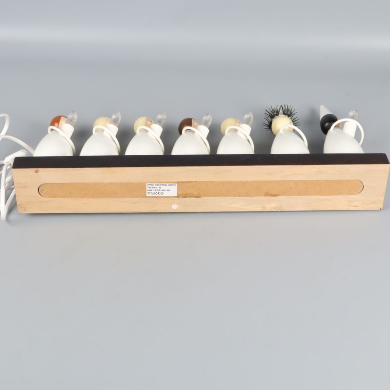 Undersida av ljusstaken med etikett och träbas