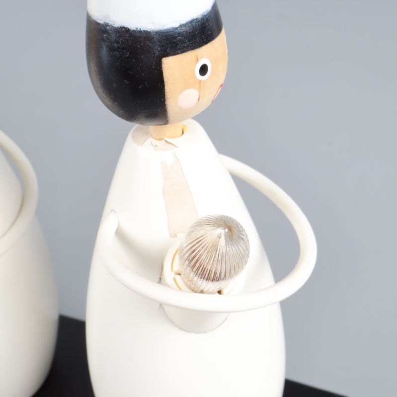 Närbild på luciatåg figur med målad yta och ljus