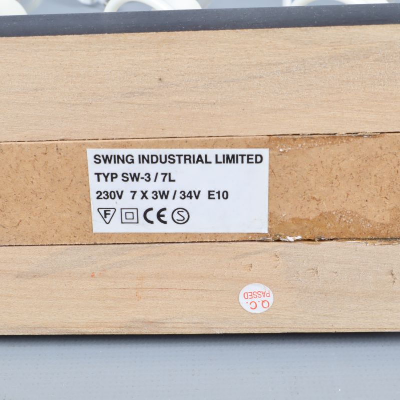 Nära bild på etikett, Swing Industrial Limited, under ljusstaken