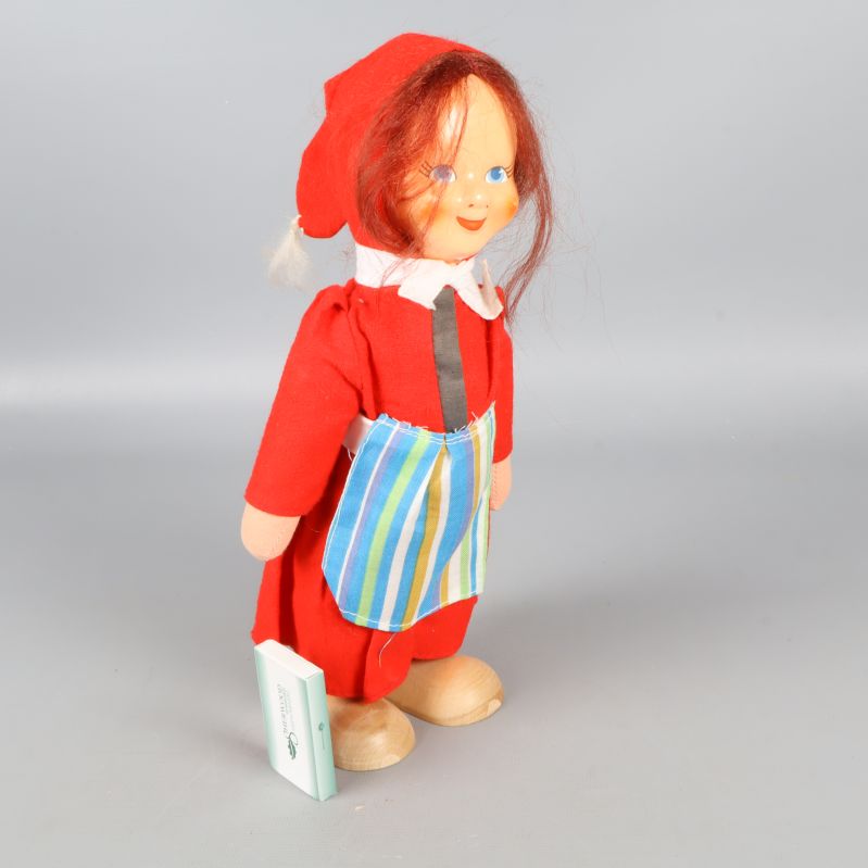 Tomteflicka i vintage-stil sedd från sidan