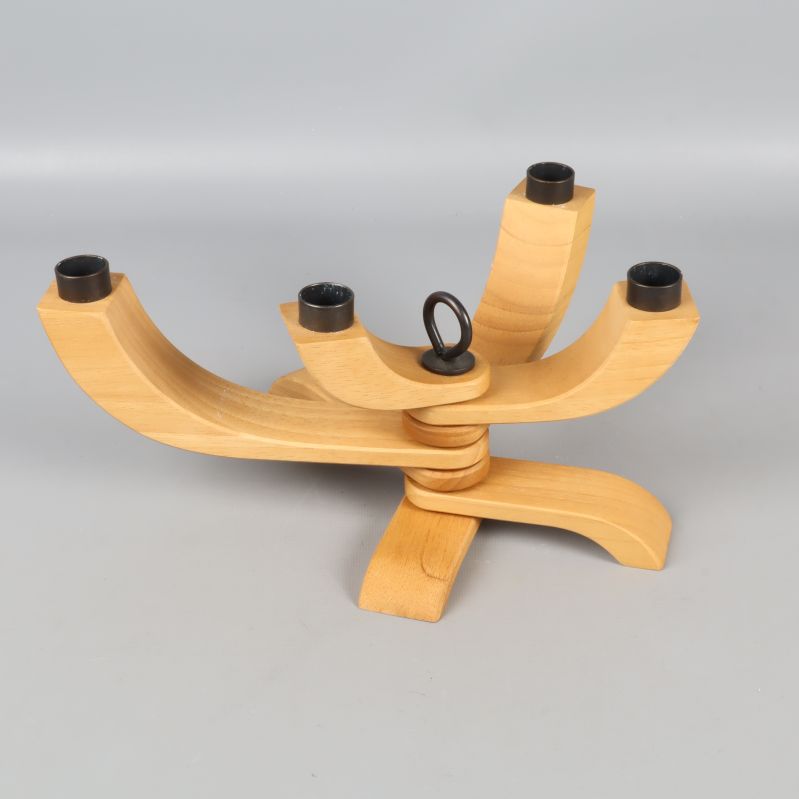 Ljusstaken utfälld med fyra armar och svarta ljushållare