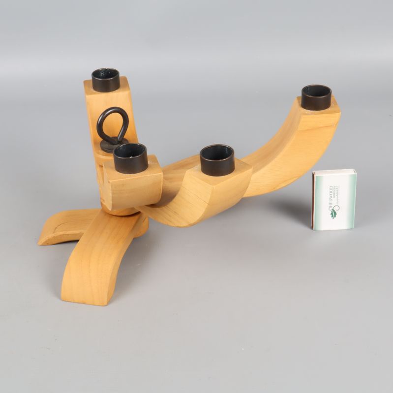 Ljusstaken från sidan med tändsticksask som storleksjämförelse