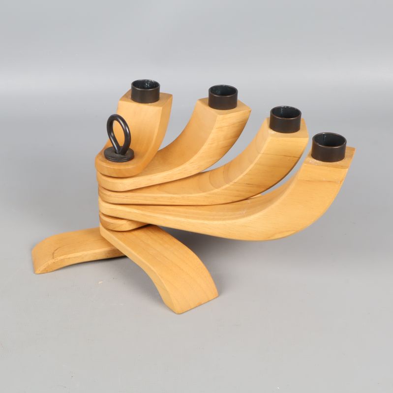 Ljusstaken i utfällt läge med böjda träarmar