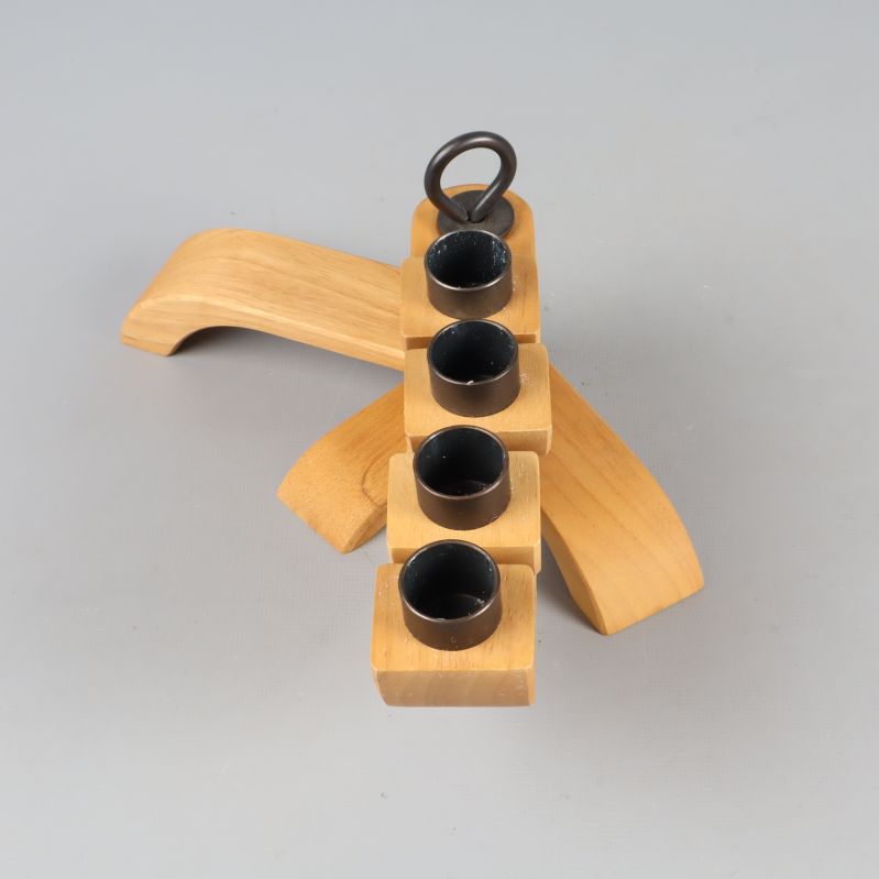 Toppvy av ljusstaken med fyra runda ljushållare