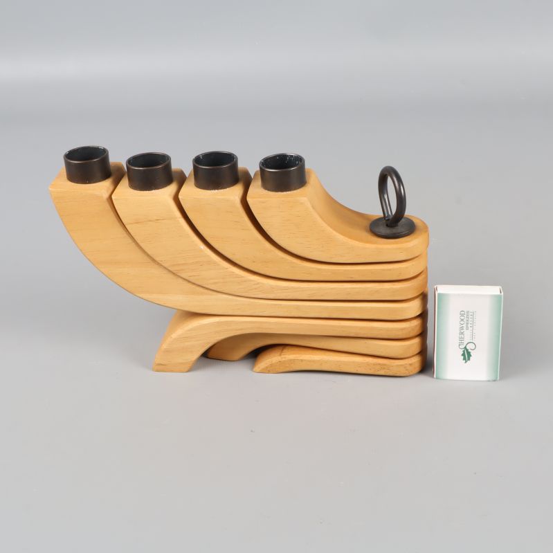 Hopfälld ljusstake i ek jämte en tändsticksask