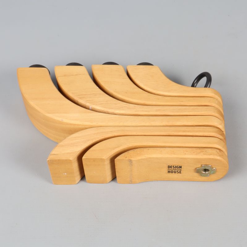 Hopfälld 4-armad ljusstake i ek med svarta detaljer