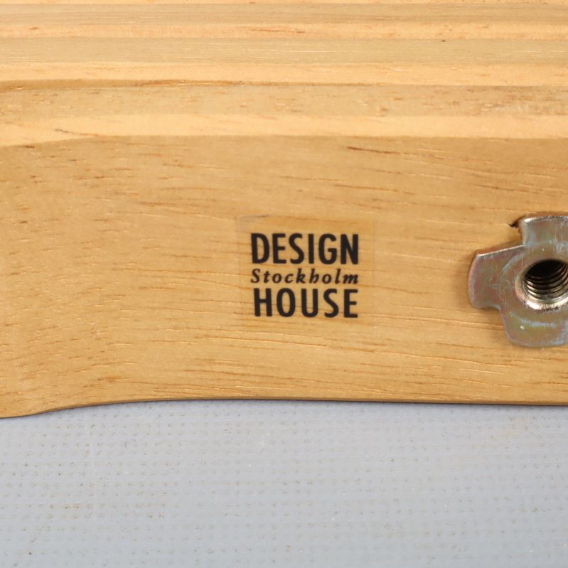 Närbild på logotypen Design House Stockholm på trädelen