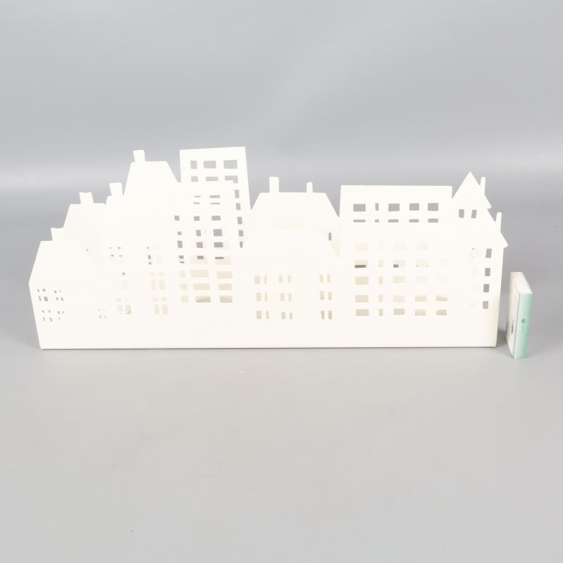 Ljuslykta i vit färg bredvid tändsticksask