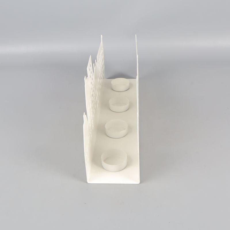 Uppifrån syns plats för fyra värmeljus