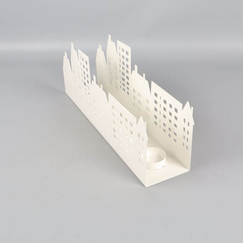 Vinklad vy av den vita ljusstaken