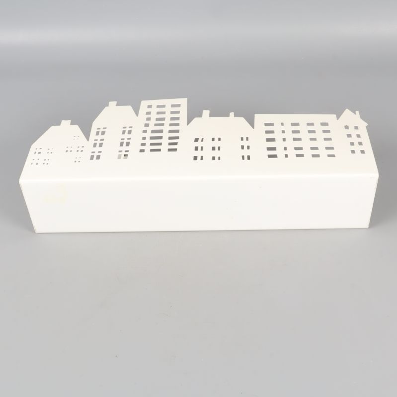 Baksidan av stadssiluett ljuslykta i vit färg