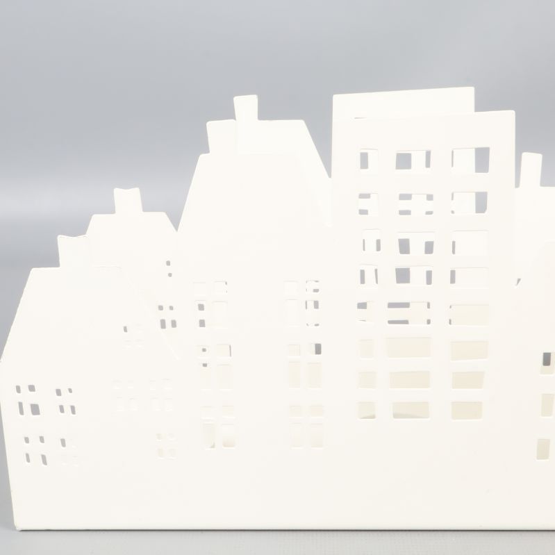 Närbild på byggnadsdetaljer i vit stadssiluett