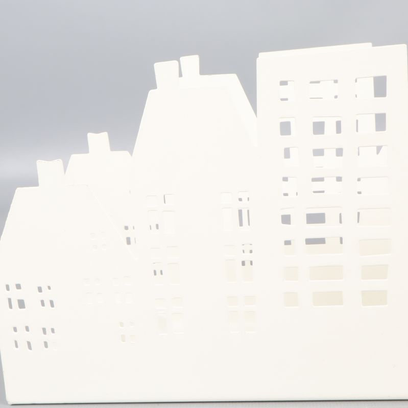 Detaljer på utskuren stadssiluett i vitt